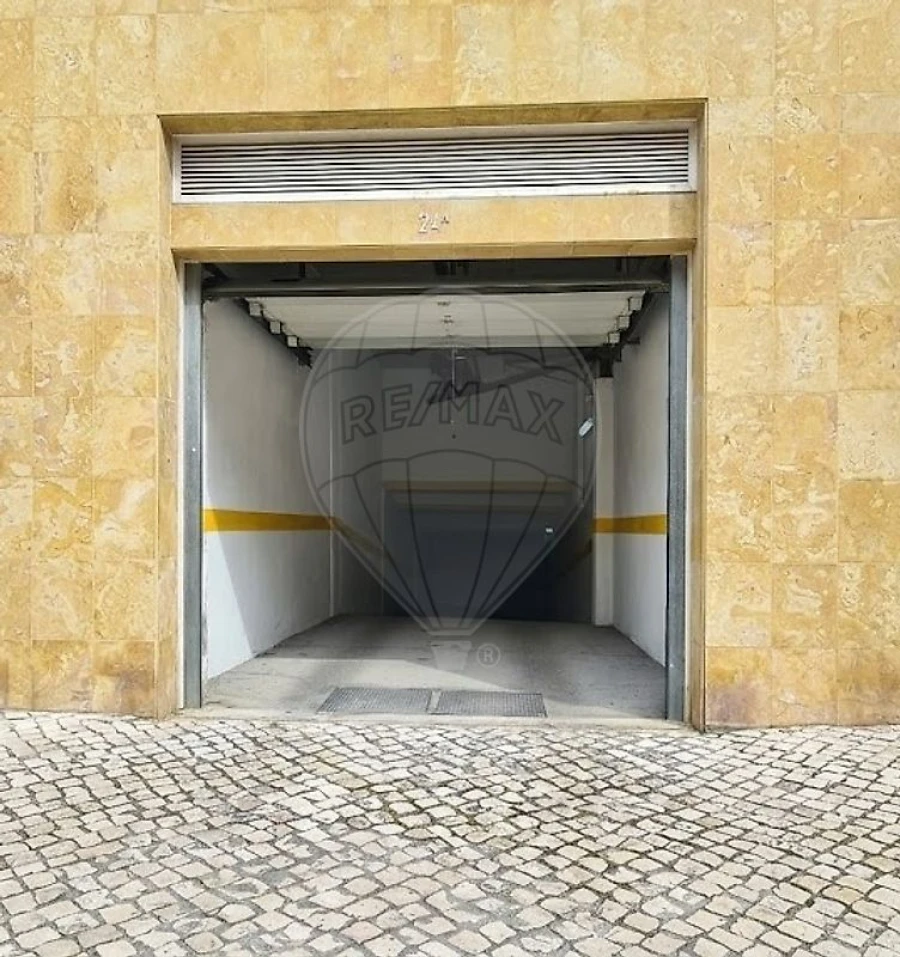 Garagem para Arrendamento em Carnide Foto 2