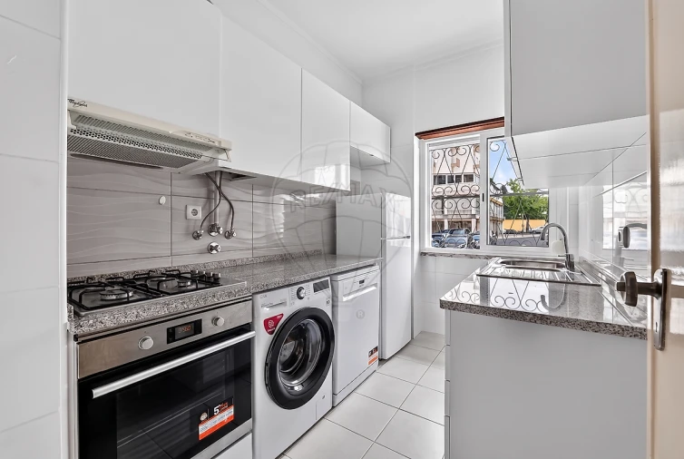 Apartamento T2 para Arrendamento em Benfica Foto 3
