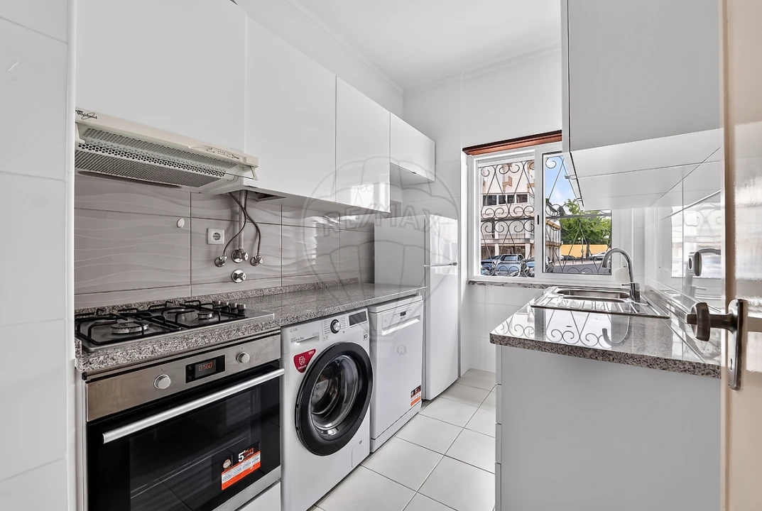 Apartamento T2 para Arrendamento em Benfica Foto 3