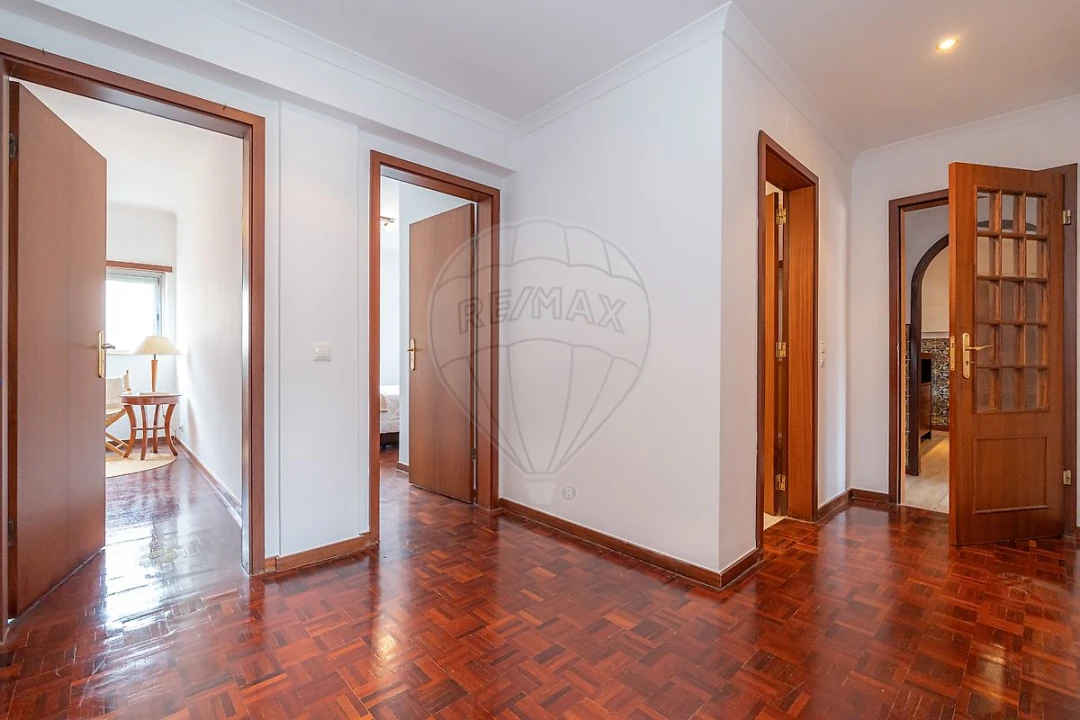 Apartamento T4 para Arrendamento em Sé Nova, Santa Cruz, Almedina e São Bartolomeu Foto 4