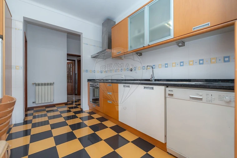 Apartamento T4 para Arrendamento em Sé Nova, Santa Cruz, Almedina e São Bartolomeu Foto 14