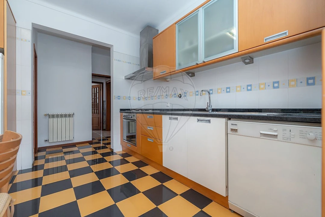 Apartamento T4 para Arrendamento em Sé Nova, Santa Cruz, Almedina e São Bartolomeu Foto 14