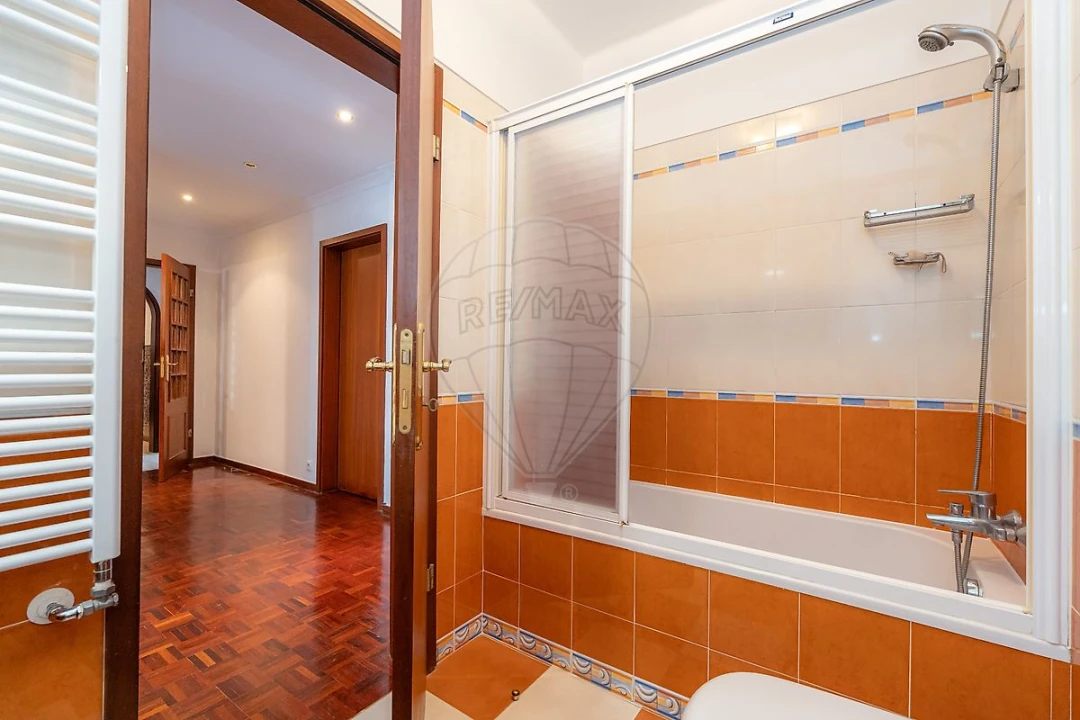 Apartamento T4 para Arrendamento em Sé Nova, Santa Cruz, Almedina e São Bartolomeu Foto 13