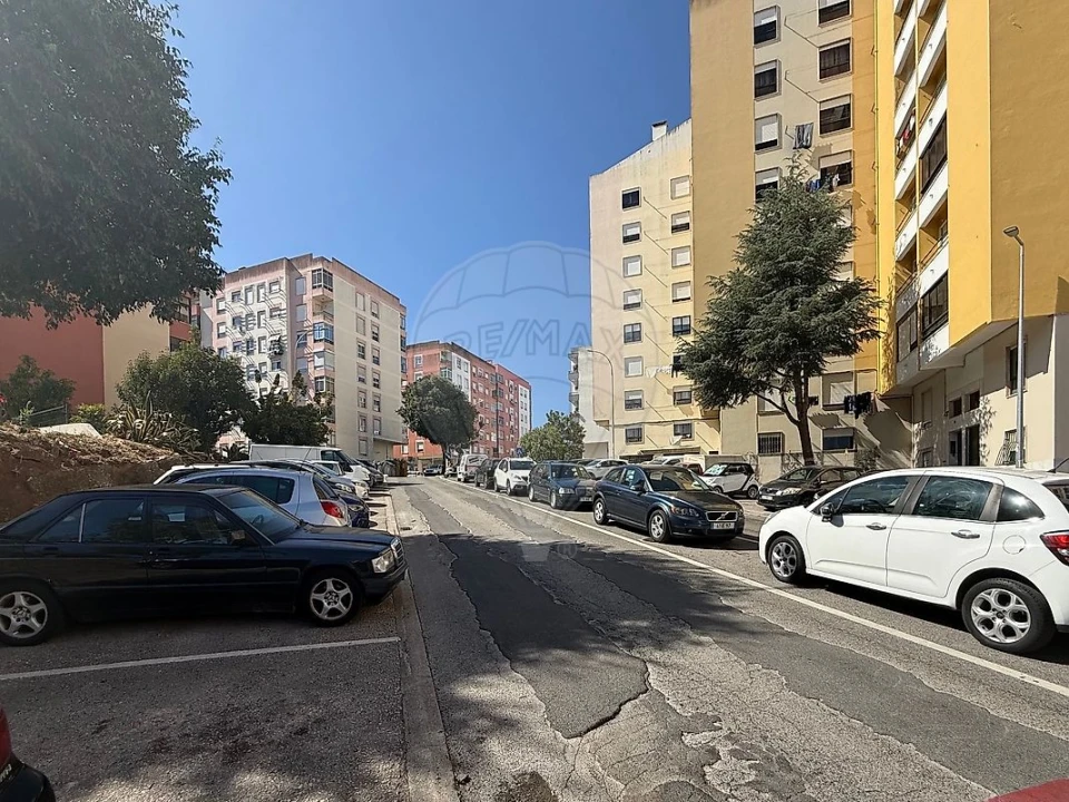 Apartamento T2 para Venda em Agualva e Mira-Sintra Foto 6
