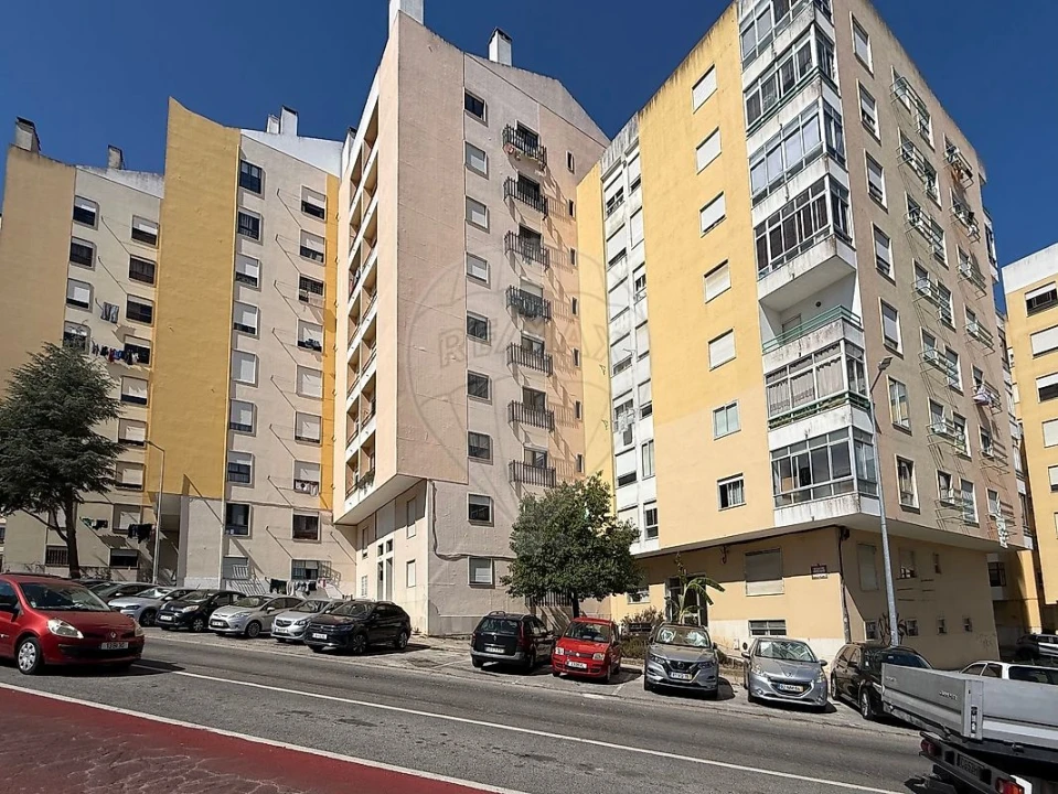 Apartamento T2 para Venda em Agualva e Mira-Sintra Foto 1
