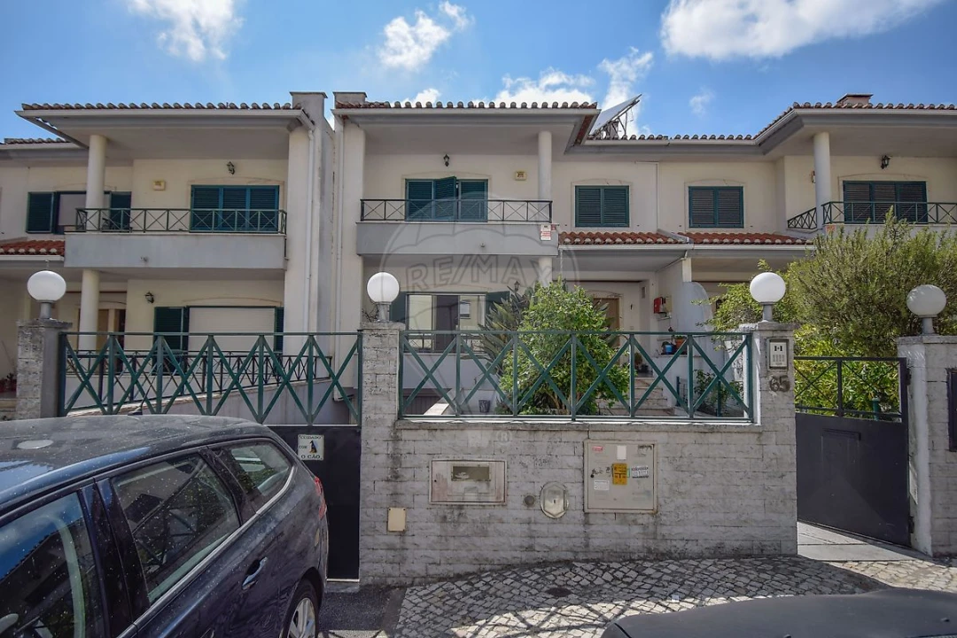 Moradia T4 para Venda em Massamá e Monte Abraão Foto 1