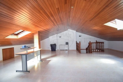 Moradia T4 para Venda em Massamá e Monte Abraão