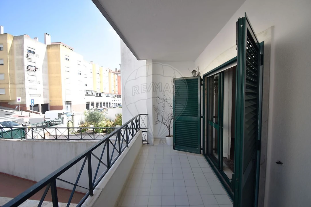 Moradia T4 para Venda em Massamá e Monte Abraão Foto 3