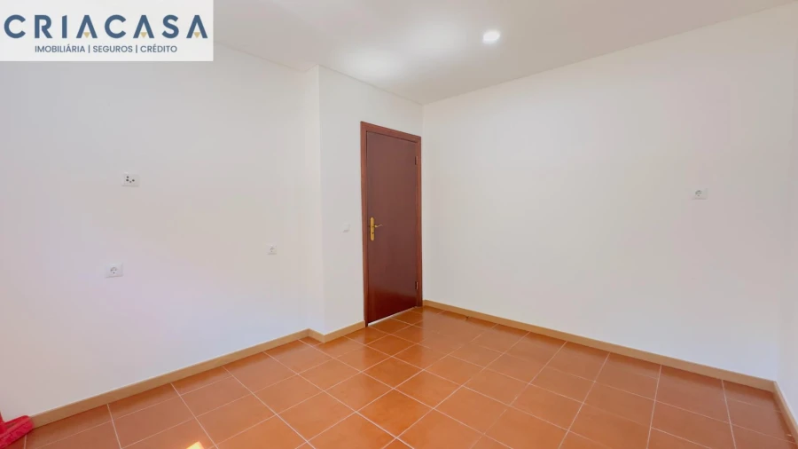 Moradia T2 para Venda em Queirã Foto 6