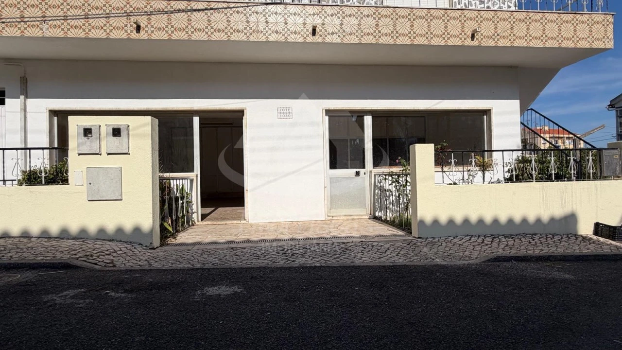 Loja para Arrendamento em Santa Iria de Azoia, São João da Talha e Bobadela Foto 1