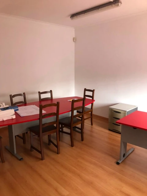 Escritório para Arrendamento em Vila de Prado