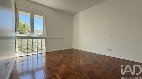 Apartamento T2 para Arrendamento em Carcavelos e Parede