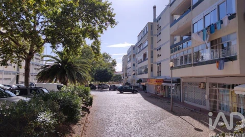Apartamento T2 para Arrendamento em Carcavelos e Parede