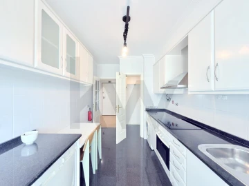 Apartamento T2 para Arrendamento em Campolide