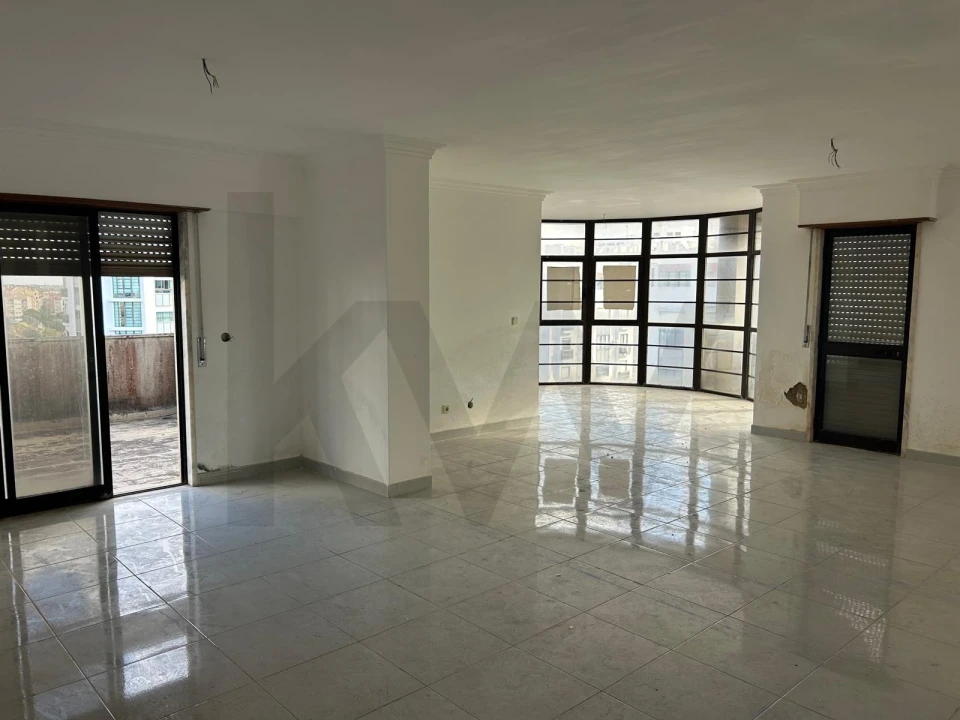 Apartamento T5 para Venda em Algueirão-Mem Martins Foto 2