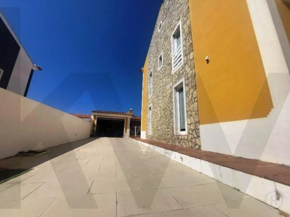 Moradia T3 para Venda em Encarnação Foto 1