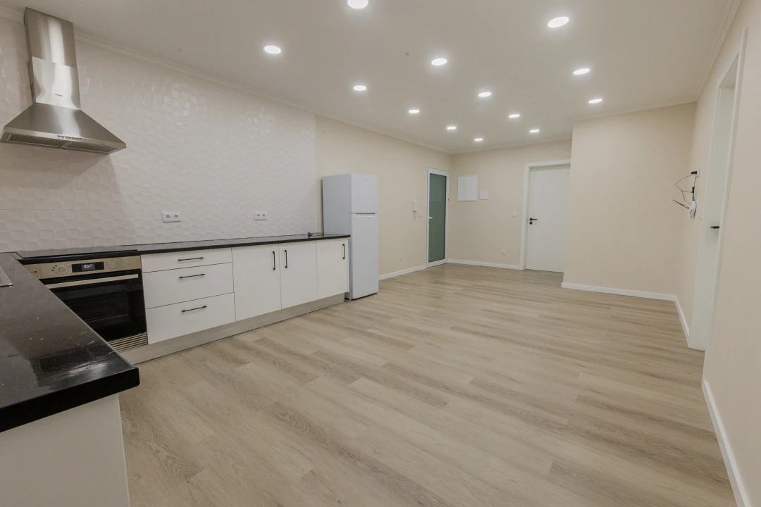 Apartamento T2 para Arrendamento em Arrifes Foto 4