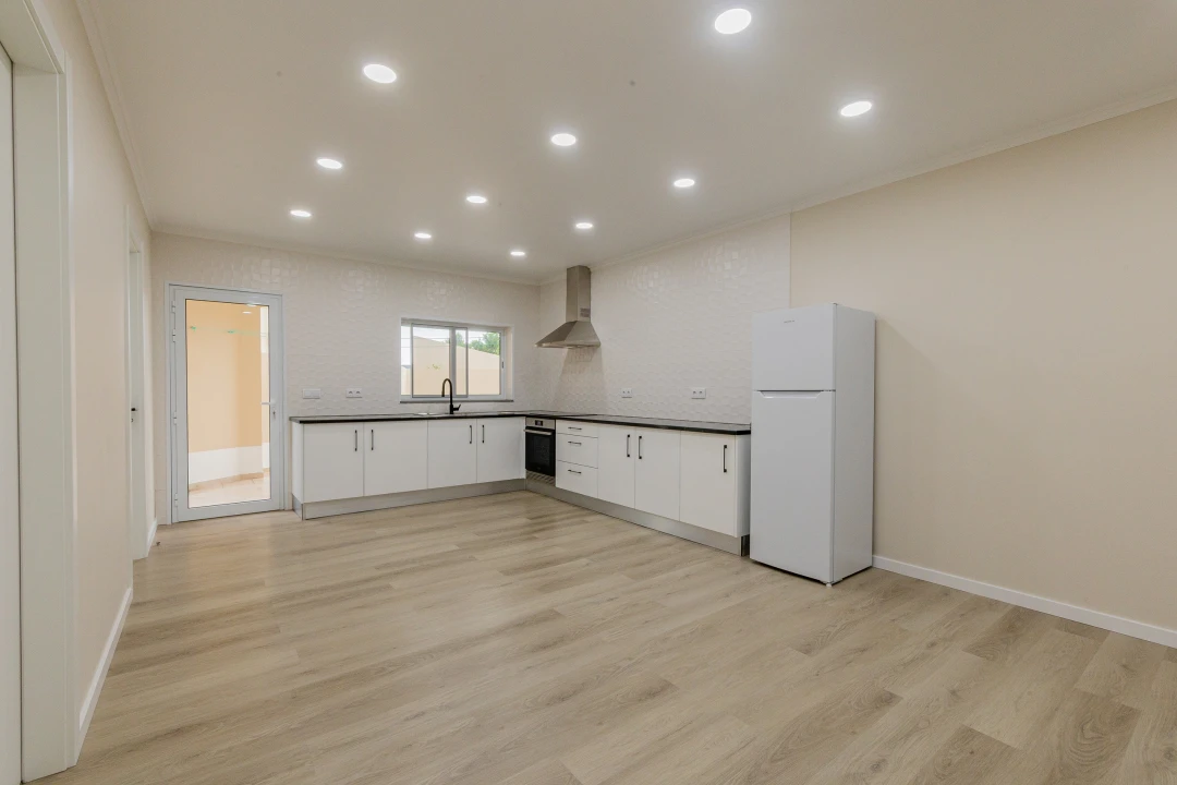 Apartamento T2 para Arrendamento em Arrifes Foto 3