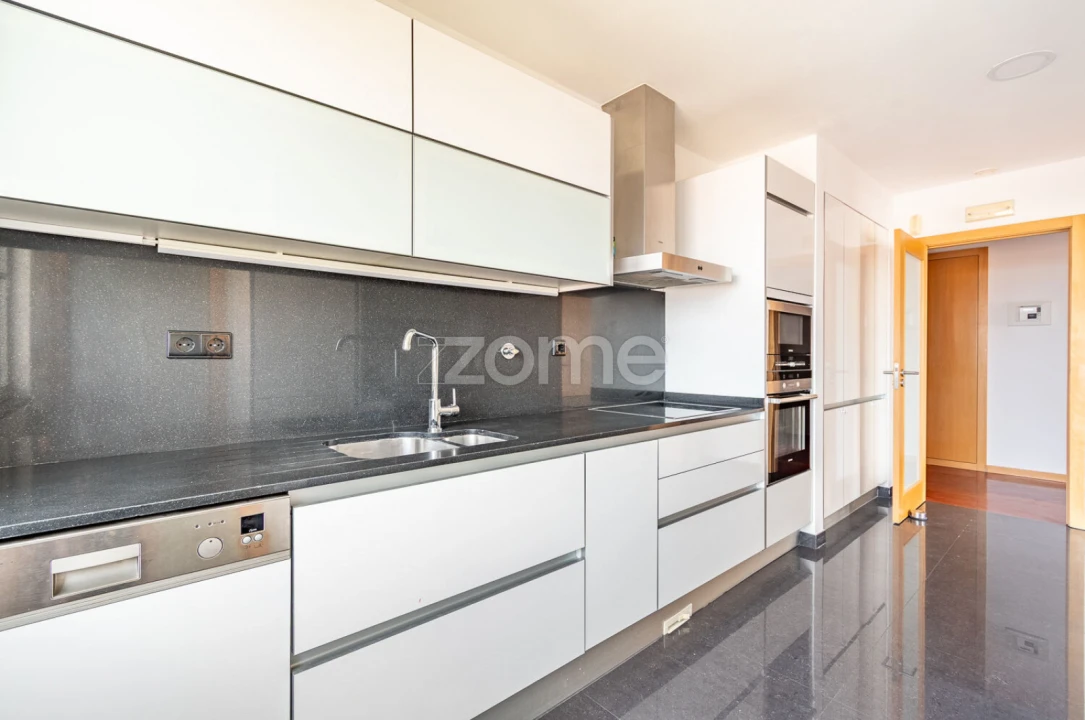 Apartamento T3 para Arrendamento em Cedofeita, Santo Ildefonso, Sé, Miragaia, São Nicolau e Vitória Foto 32