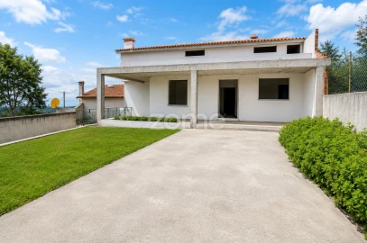 Moradia T4 para Venda em Souselas e Botão