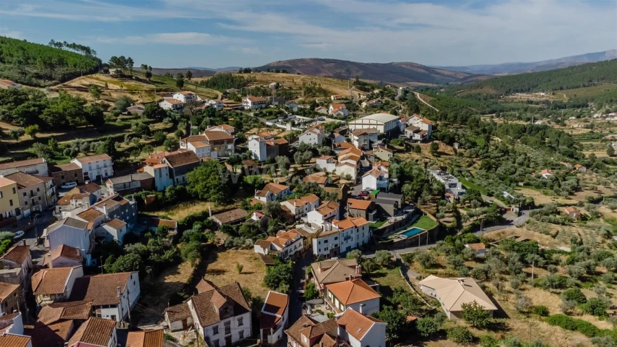 Moradia T3 para Venda em Cortes do Meio Foto 13