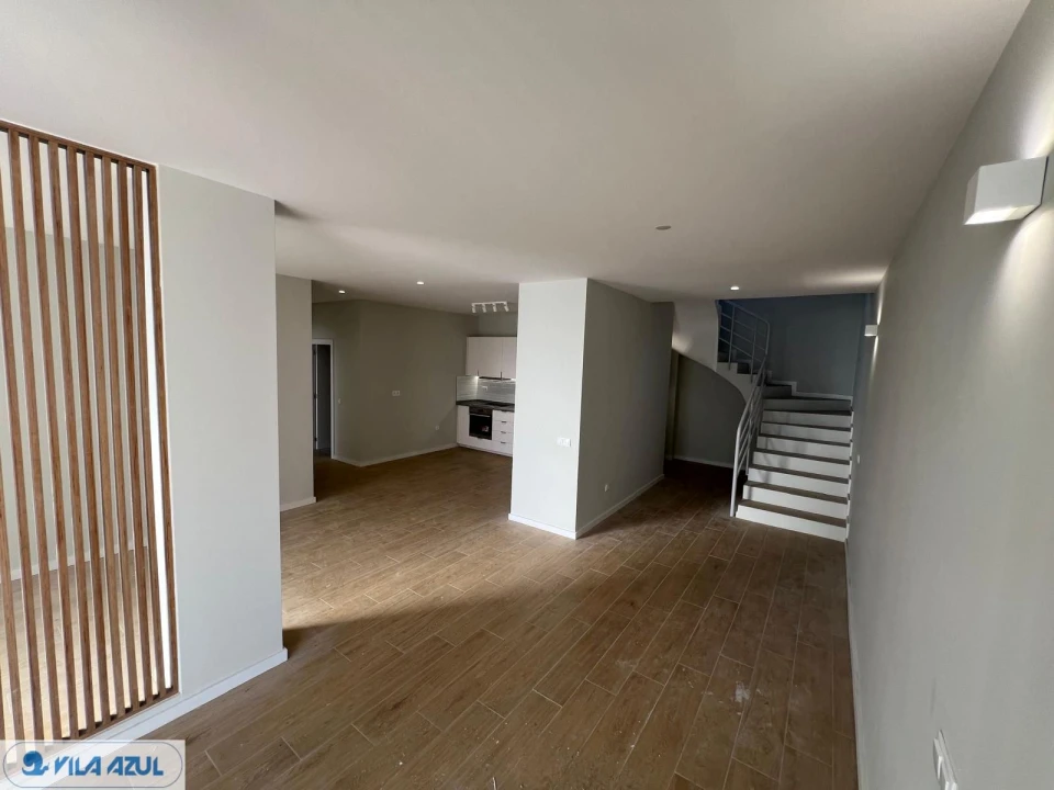 Apartamento T4 para Arrendamento em Vilarinho das Cambas Foto 3