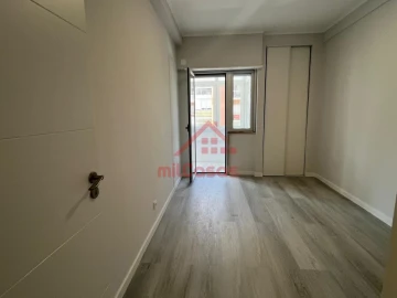 Apartamento T2 para Venda em Oeiras e São Julião da Barra, Paço de Arcos e Caxias