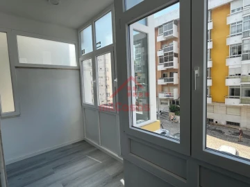 Apartamento T2 para Venda em Oeiras e São Julião da Barra, Paço de Arcos e Caxias