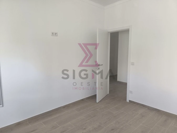 Apartamento T2 para Venda em Bombarral e Vale Covo Foto 14