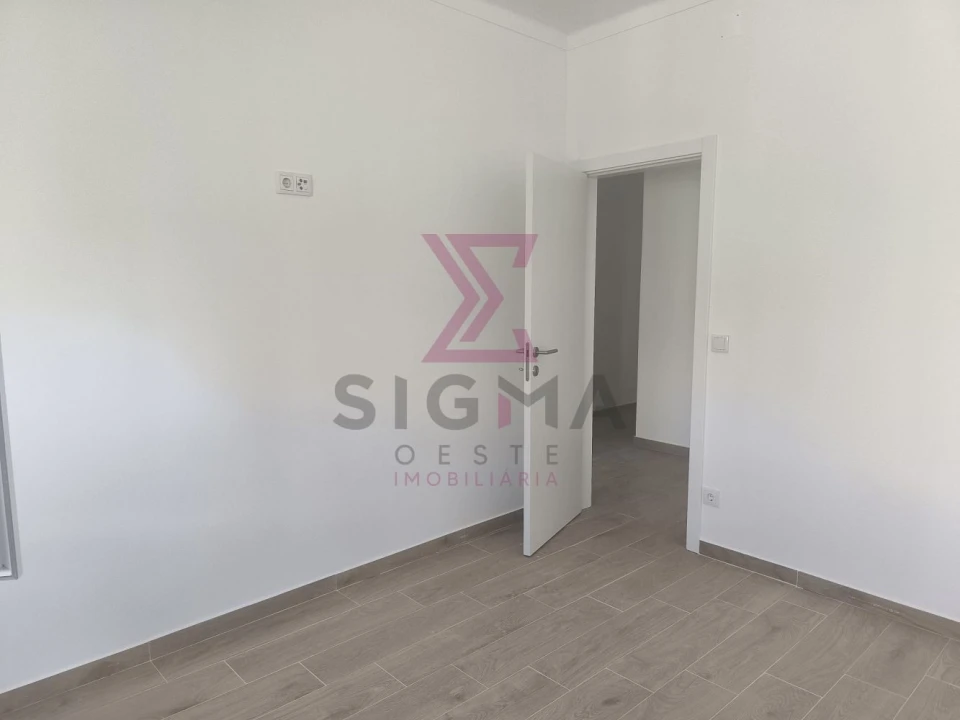 Apartamento T2 para Venda em Bombarral e Vale Covo Foto 14