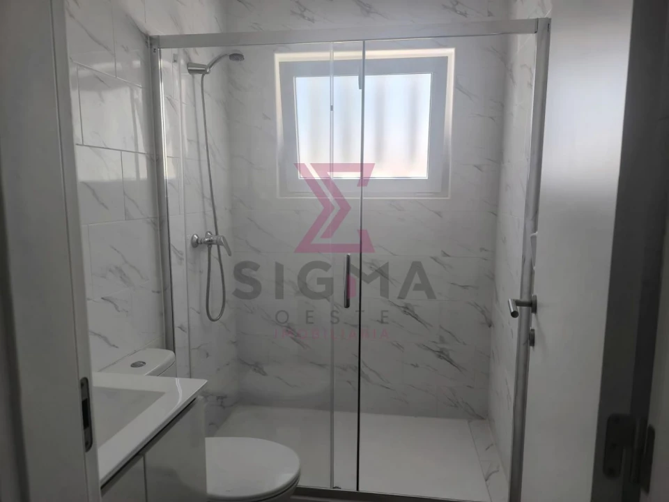Apartamento T2 para Venda em Bombarral e Vale Covo Foto 17