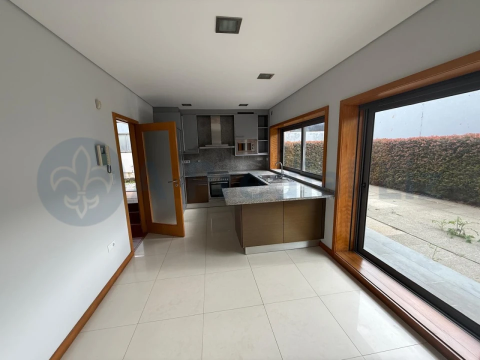Moradia T3 para Venda em Arcozelo Foto 9