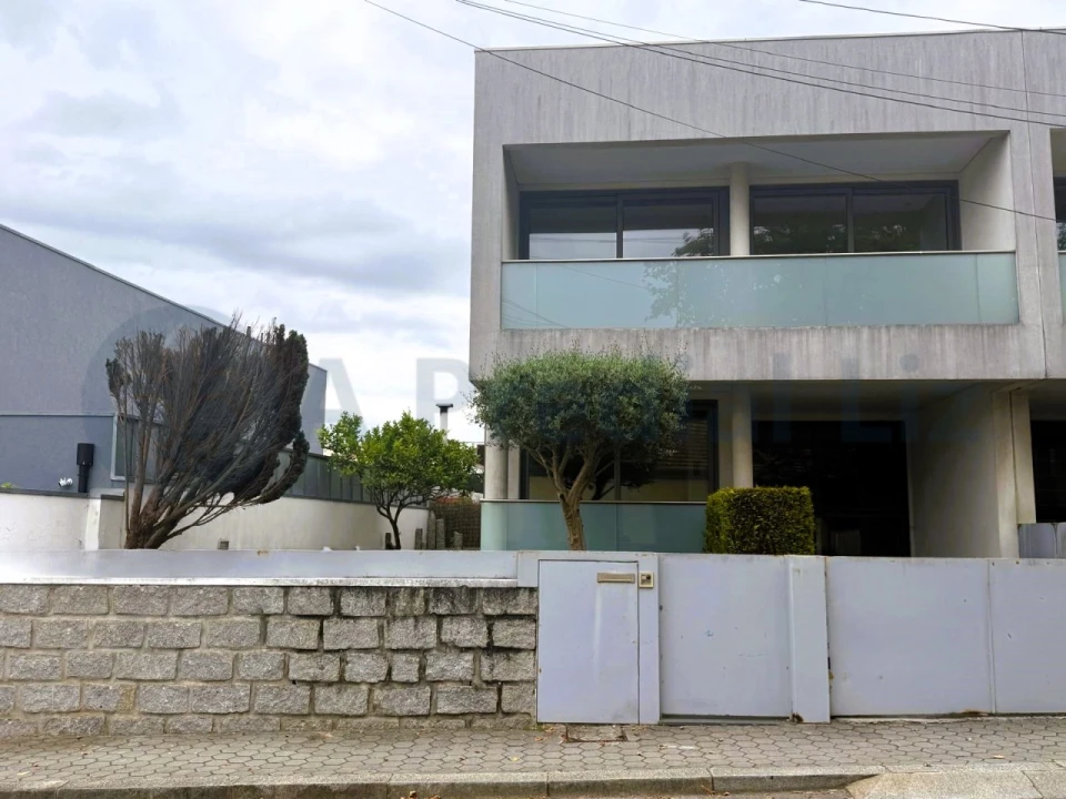 Moradia T3 para Venda em Arcozelo Foto 1
