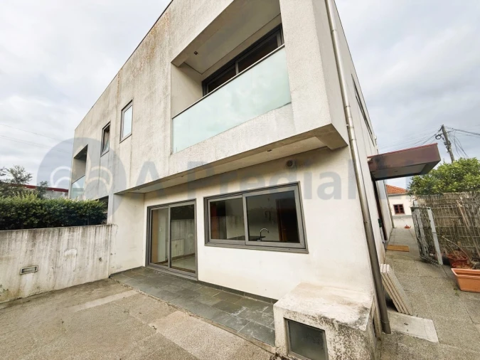 Moradia T3 para Venda em Arcozelo Foto 3