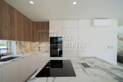 Moradia T4 para Venda em Charneca de Caparica e Sobreda
