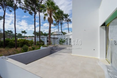 Moradia T4 para Venda em Charneca de Caparica e Sobreda