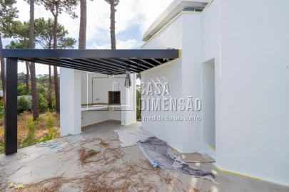 Moradia T4 para Venda em Charneca de Caparica e Sobreda