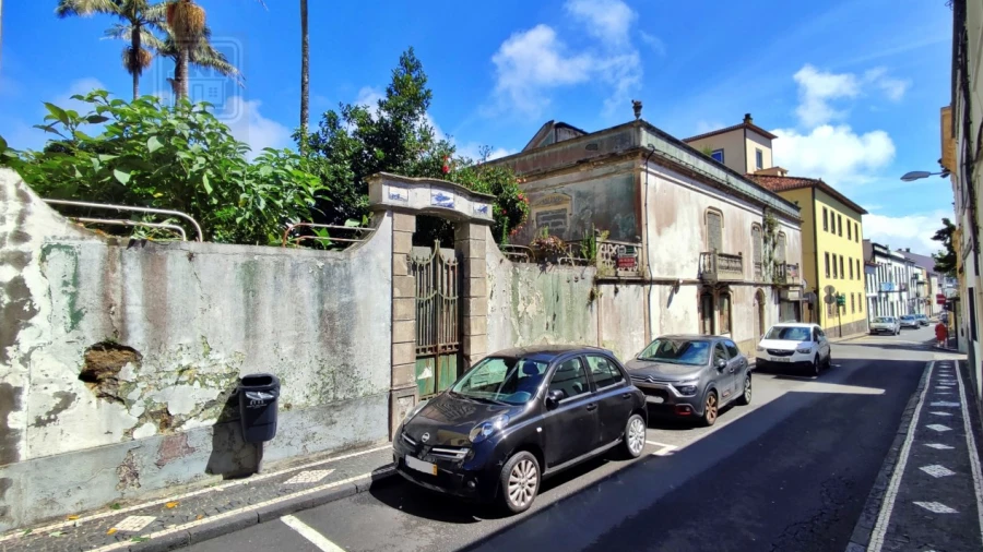 Moradia T12 para Venda em Ponta Delgada (São José)