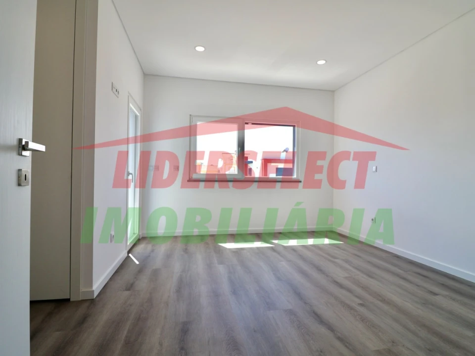 Moradia T3 para Venda em Silveira Foto 14