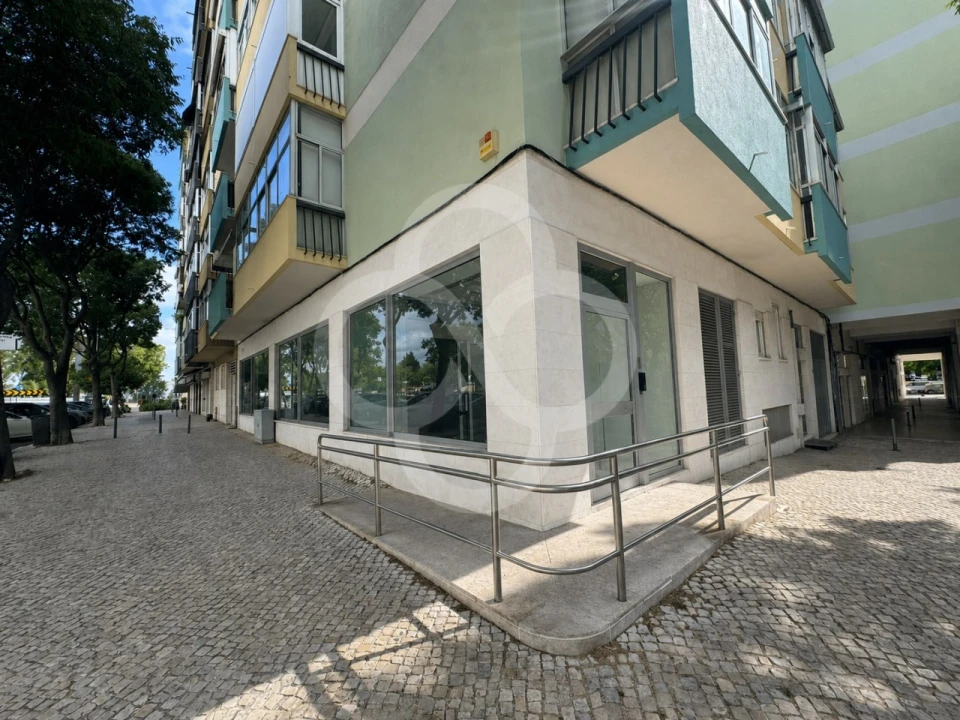 Loja para Arrendamento em Benfica Foto 1