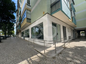 Loja para Arrendamento em Benfica