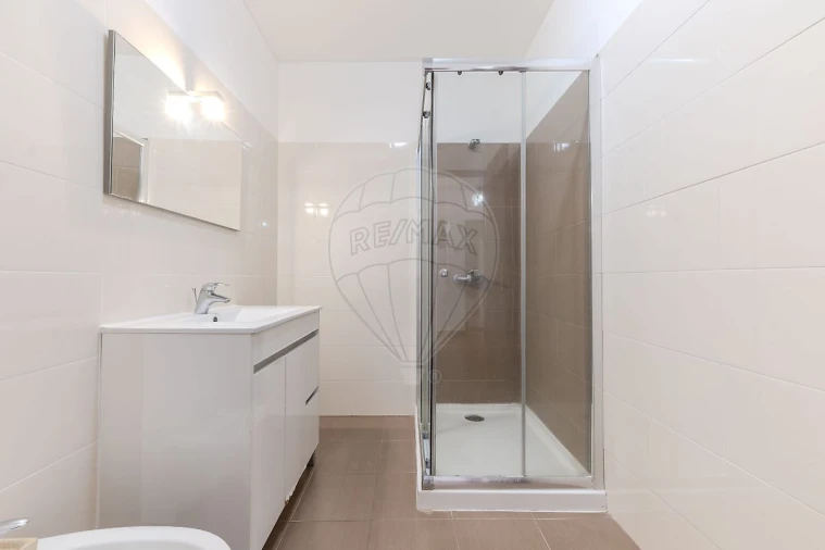 Apartamento T2 para Venda em Carregado e Cadafais Foto 16
