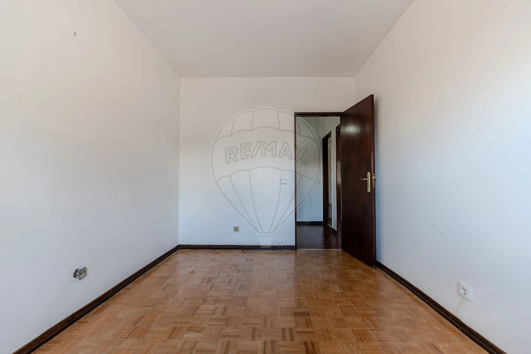 Apartamento T2 para Venda em Carregado e Cadafais Foto 24