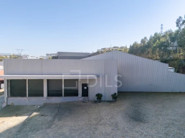 Armazém para Venda em Rebordosa