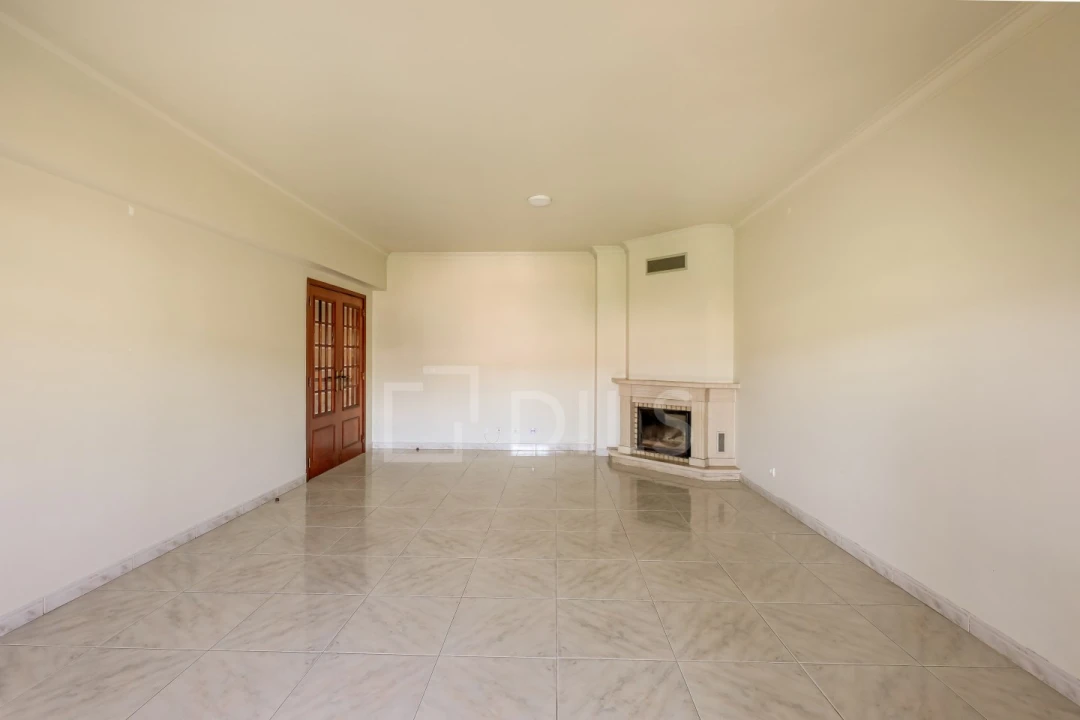 Apartamento T4 para Venda em Carnaxide e Queijas Foto 1