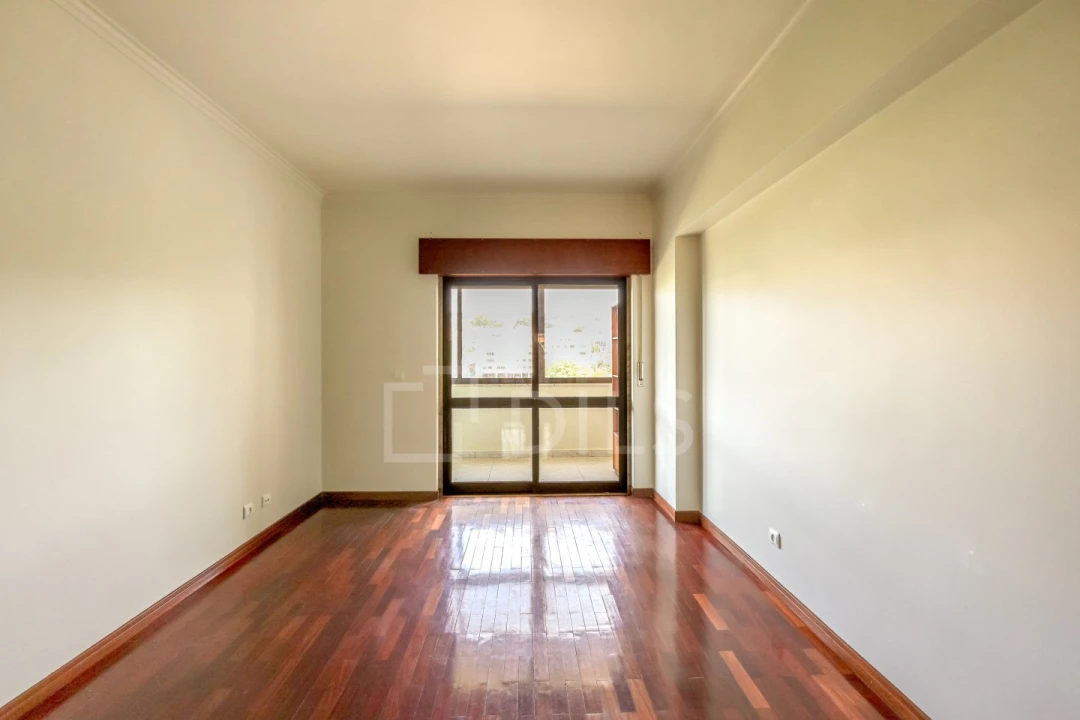 Apartamento T4 para Venda em Carnaxide e Queijas Foto 14