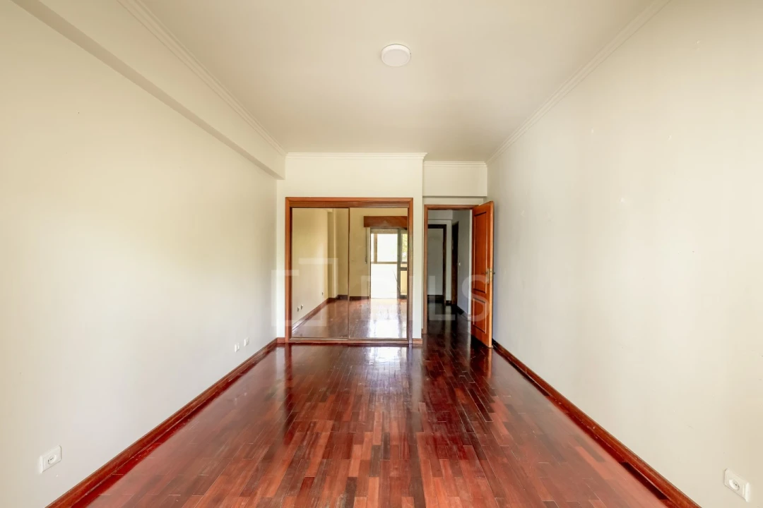 Apartamento T4 para Venda em Carnaxide e Queijas Foto 17
