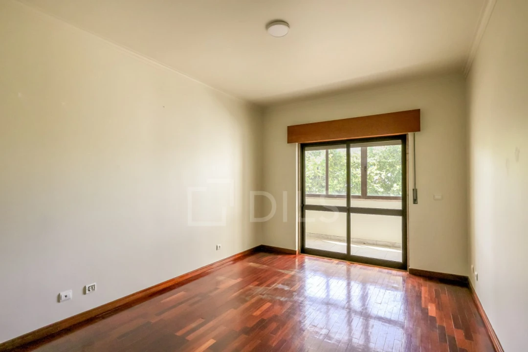 Apartamento T4 para Venda em Carnaxide e Queijas Foto 19