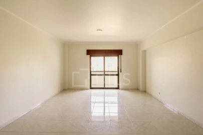 Apartamento T4 para Venda em Carnaxide e Queijas