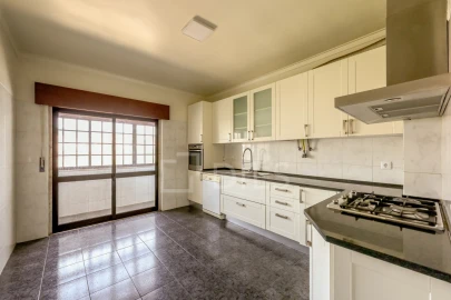 Apartamento T4 para Venda em Carnaxide e Queijas